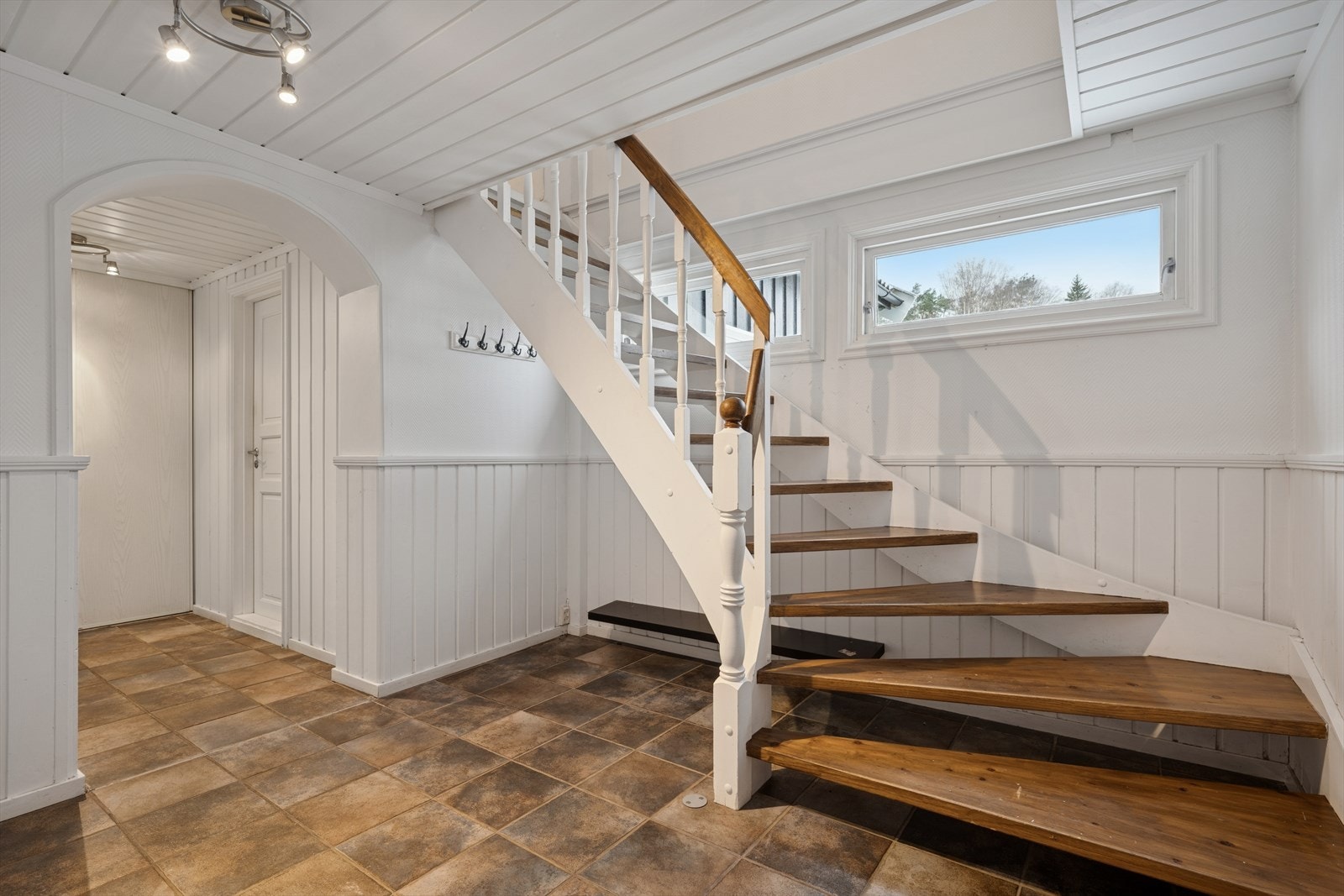 Velkommen inn - boligen har en romslig entré med flislagt gulv og varmekabler. Galleribilde