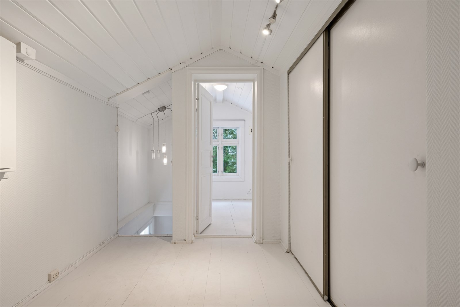Gangen i 2. etasje er lys og romslig. Rommet har en lang skyvedørsgarderobe med mye oppbevaringsplass. Galleribilde