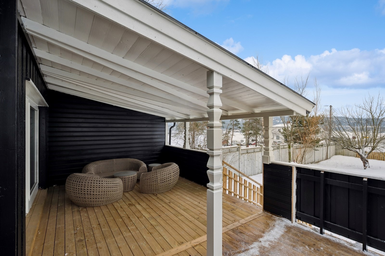Sørsiden av huset har en delvis overbygd terrassen med trapp ned til hagen. Perfekt for sosiale sammenkomster, rolige dager eller lek og moro. Galleribilde