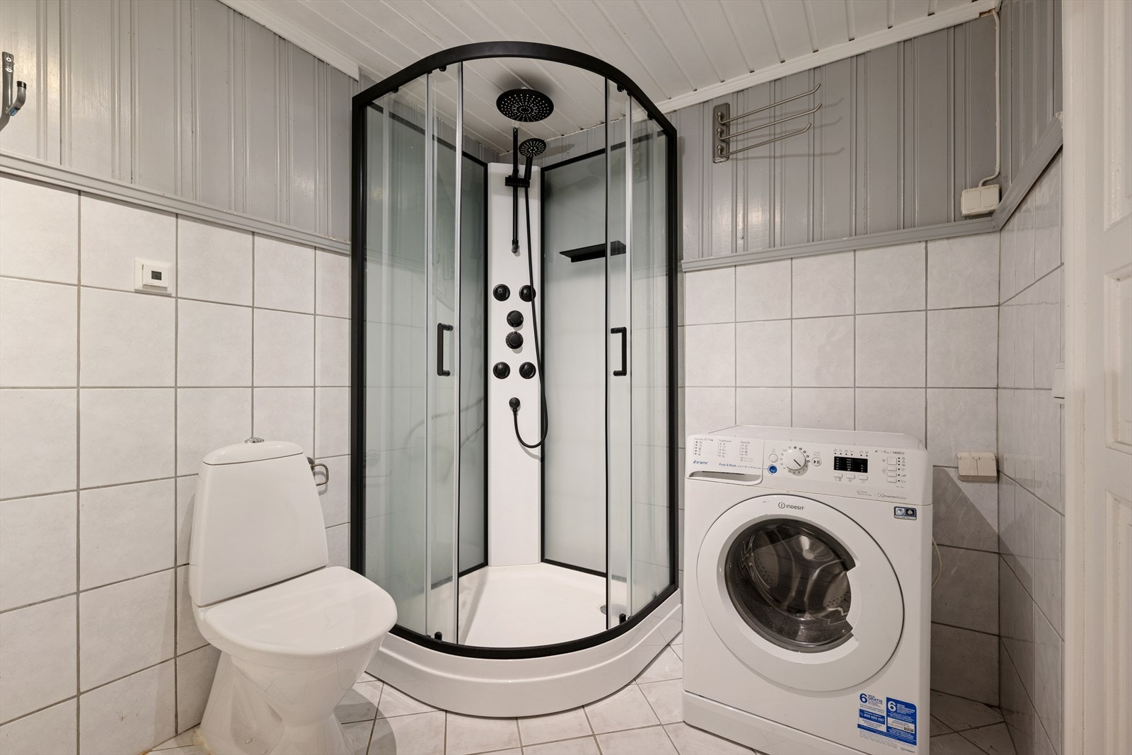 Det ble installert nytt dusjkabinett og toalett i 2025, badet har opplegg for vaskemaskin. Galleribilde