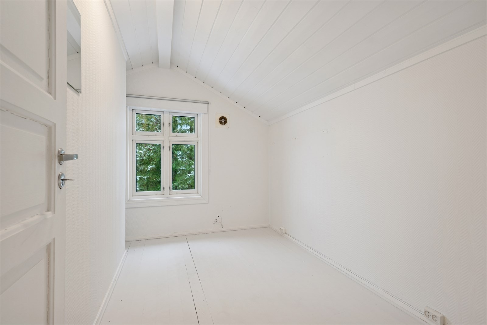 Det minste soverommet gir flere bruksmuligheter og kan eksempelvis innredes som kontor, barnerom, gjesterom eller en romslig garderobe. Galleribilde