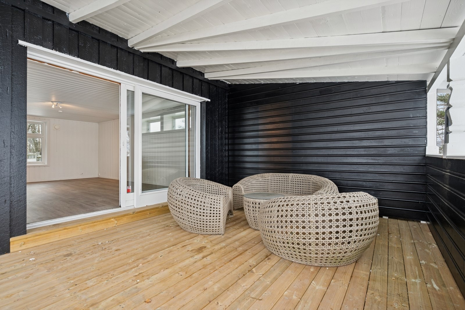 Fra stuen har du tilgang til denne flotte terrassen, vi ser mer av denne senere. Galleribilde