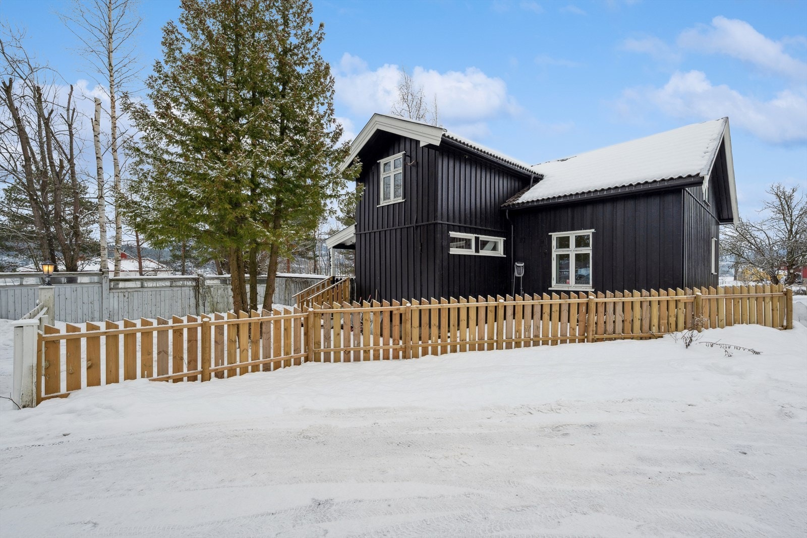 En innholdsrik enebolig med to etasjer og kjeller. Galleribilde