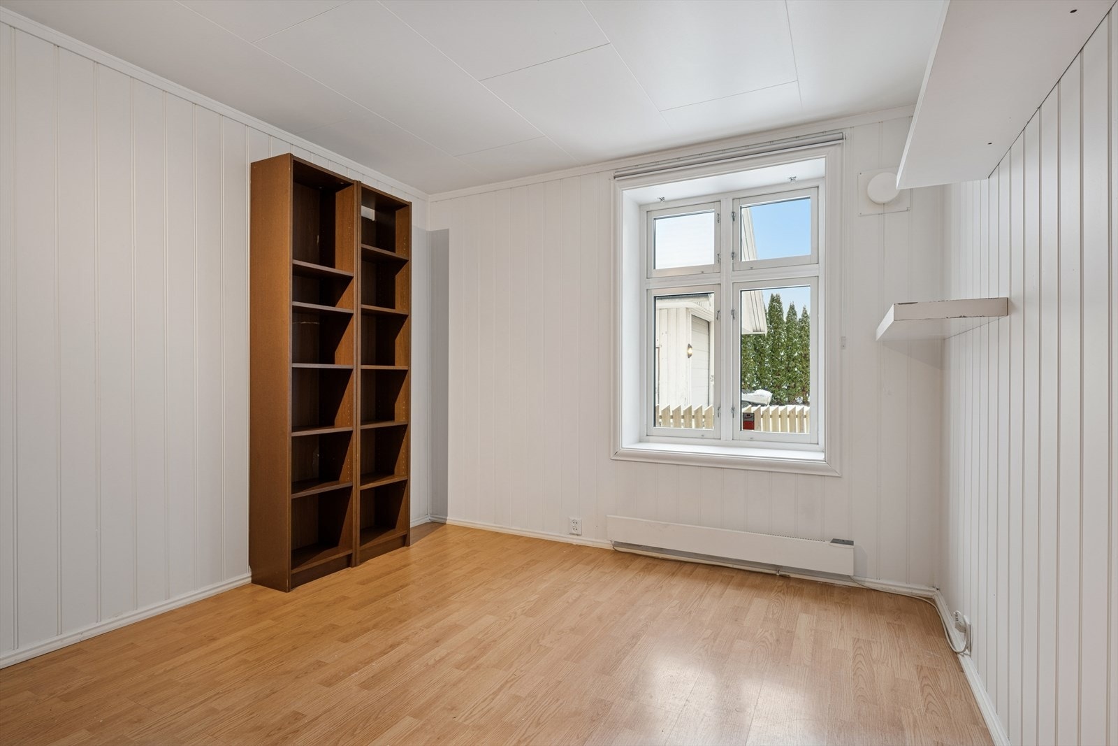 Soverommet i 1. etasje har god plass til både dobbeltseng og annet møblement. Galleribilde