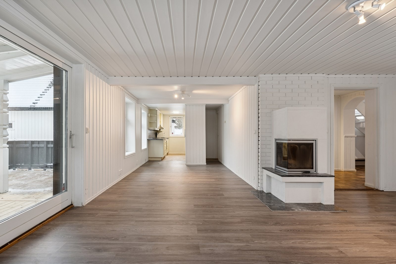 Ved kjøkkenet er det en smal gang som fører til boligens soverom. Galleribilde