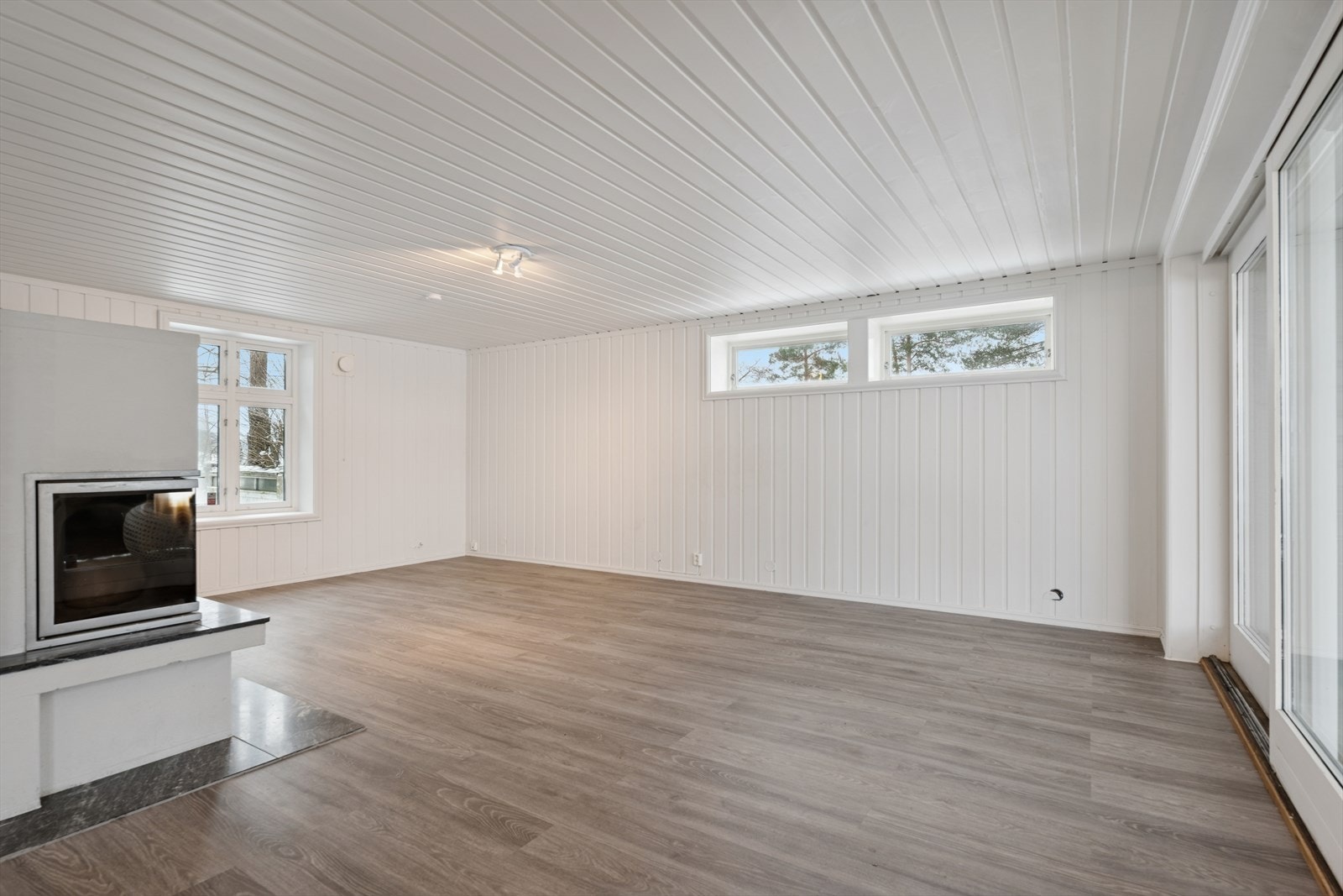De store veggflatene i stuen gir gode muligheter for variert møblering. Galleribilde