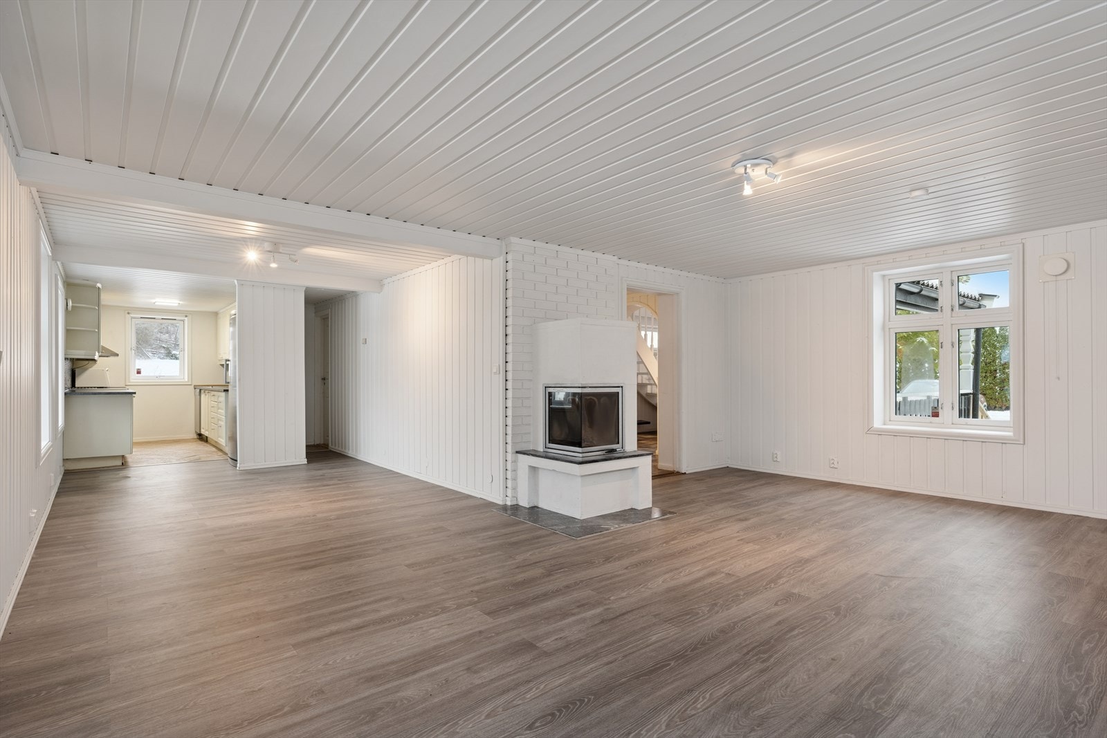 Den åpne løsningen mellom stuen og kjøkkenet bidrar til et sosialt hjem. Galleribilde