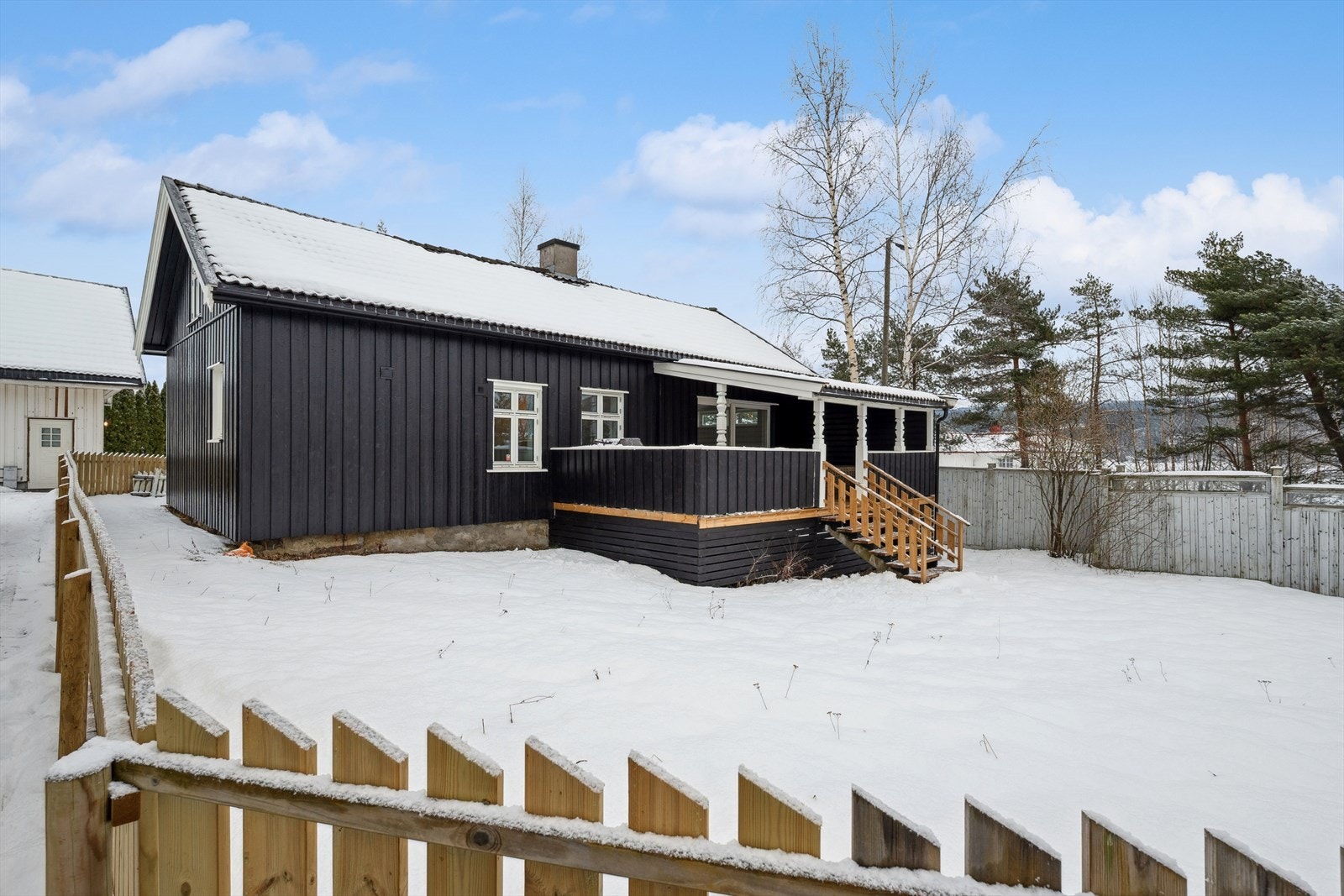 En romslig enebolig med flott terrasse og stor inngjerdet hage. Galleribilde