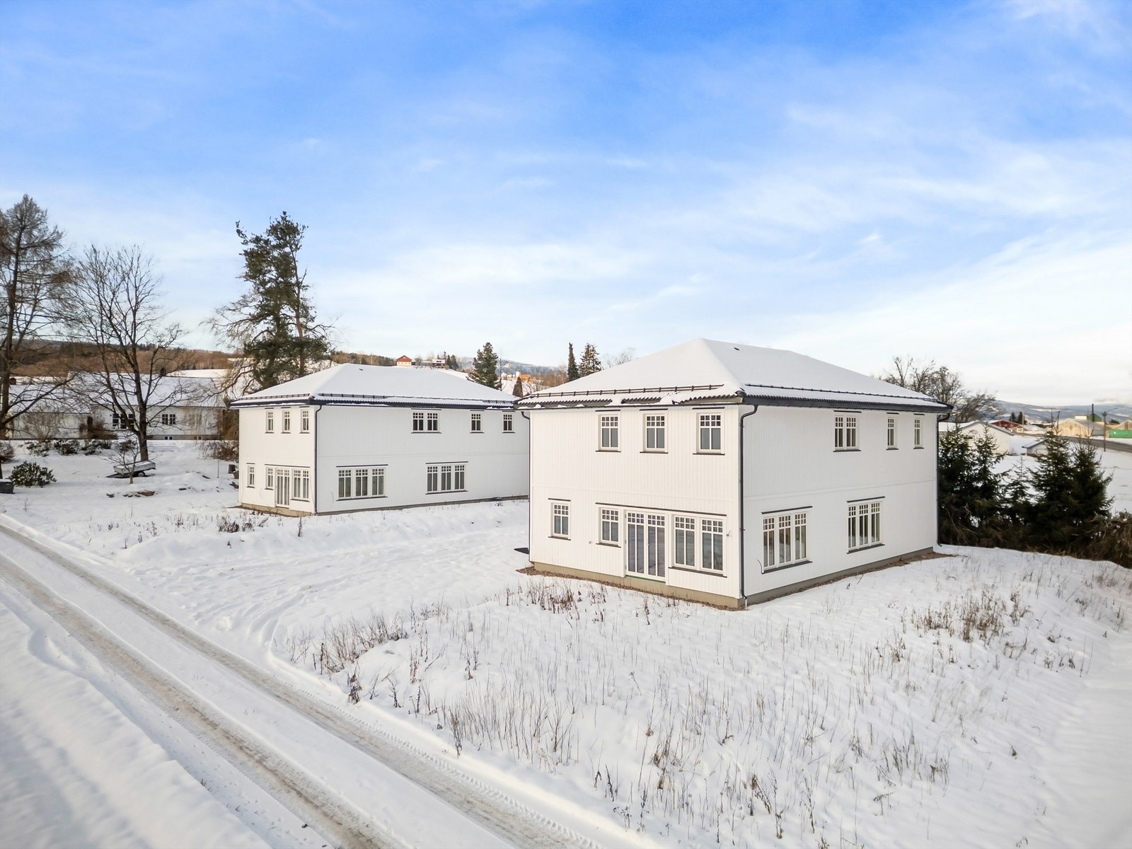 Eiendommen er beliggende i landlige omgivelser med spredt bebyggelse, grensende til dyrka markområder. Galleribilde