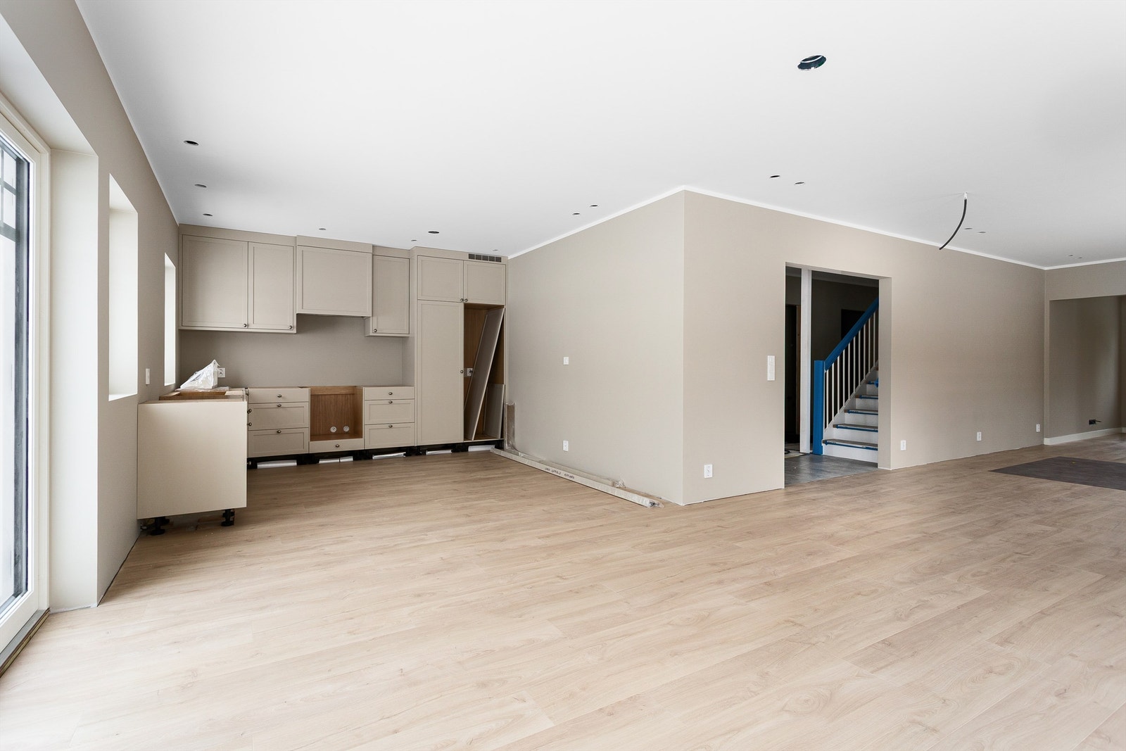 Det er tiltenkt vannbåren varme i 1. etasje, anlegget har gjenstående arbeider som bl.a. tilkobling. Galleribilde