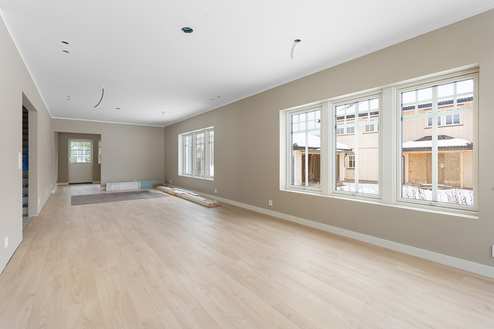 De gjennomgående, lyse gulvene og veggene skaper en helhetlig og luftig atmosfære. Galleribilde