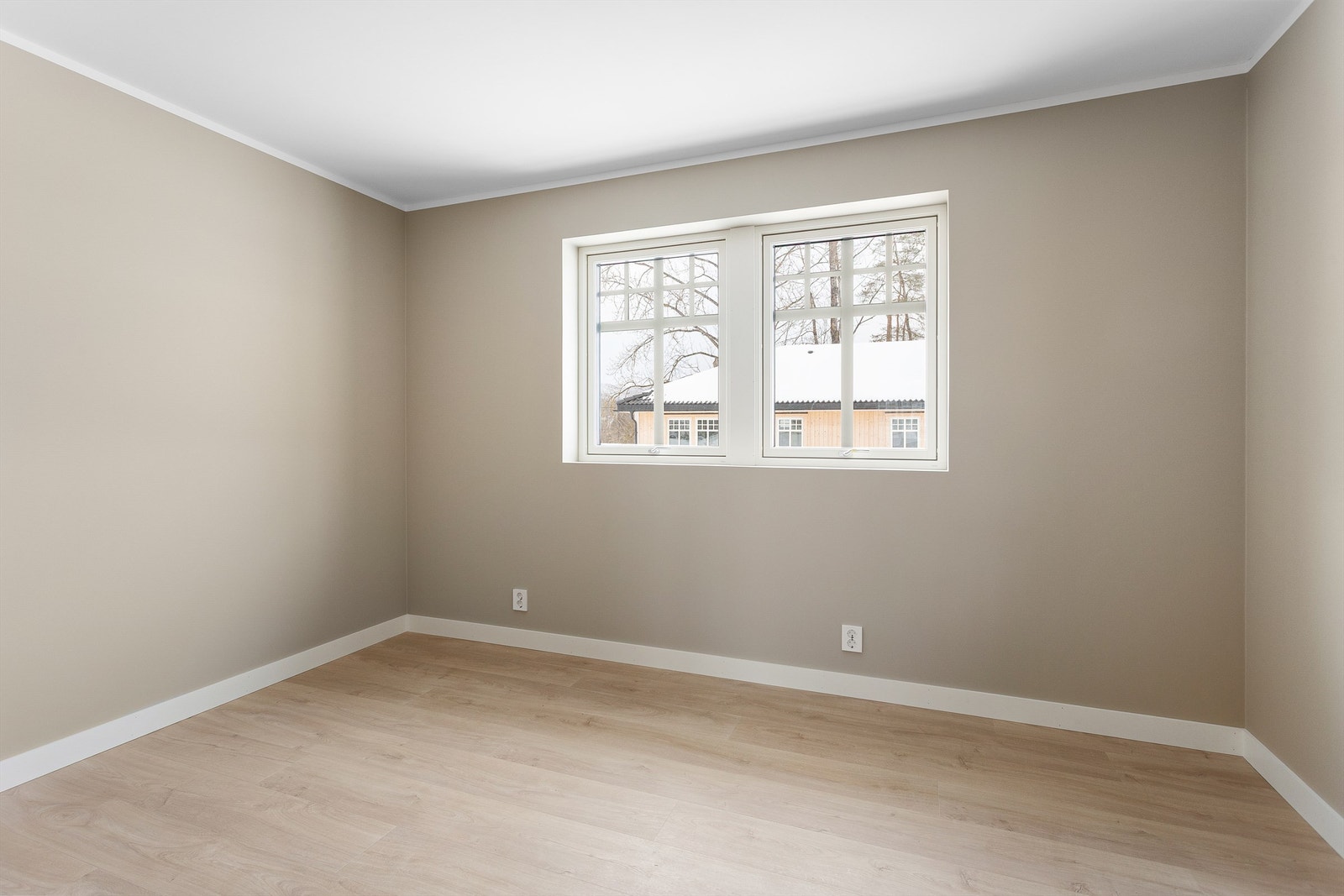 Store vinduer med klassisk sprosse-inndeling gir rommene karakter. Galleribilde