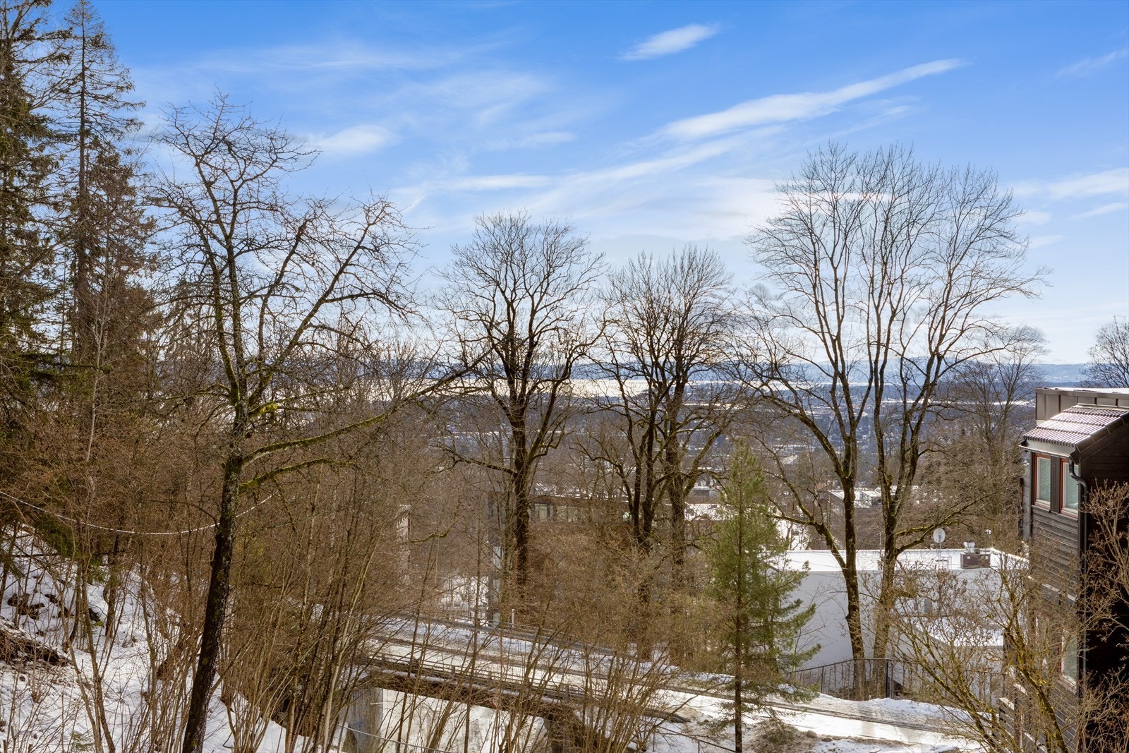 Hoffsjef Løvenskiolds vei 29 B ligger i attraktivt og fredelig til i Ullernåsen. Her bor du høyt og fritt i et veletablert nabolag med lite trafikk og flotte utearealer. Galleribilde