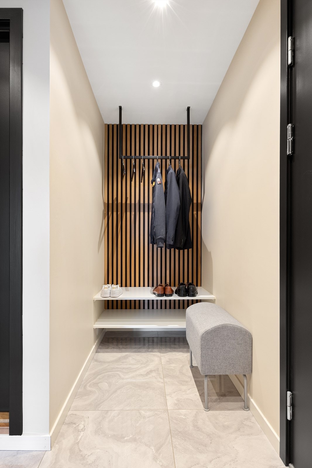 Garderobenisje. Galleribilde