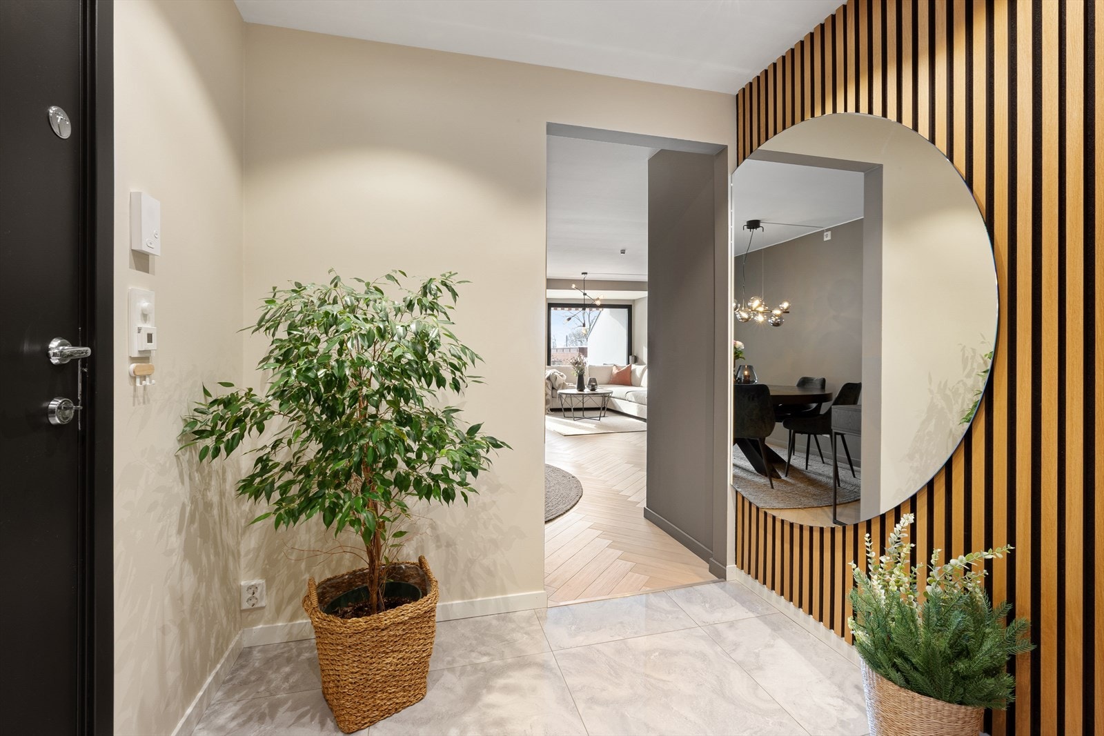 Det er fliser på gulv med gulvvarme. Ringetablå og dørcalling ved hovedinngangen. Galleribilde