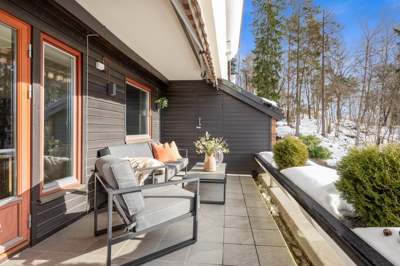 Meget romslig sydvestvendt skjermet og lun terrasse på ca 14 kvm med utsikt mot fjorden. Her er det plass til både sittegruppe, grill og frodig beplantning. Galleribilde