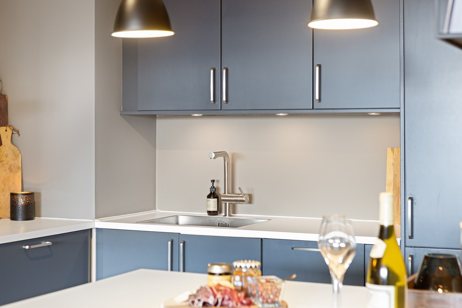 Kjøkkeninnredningen er fra 2021. Kjøkkenet fremstår lyst, moderne og svært funksjonelt. Her finner du godt med skapplass og smarte løsninger som gjør både hverdagsmiddager og større matlagingsprosjekter til en fryd. Galleribilde