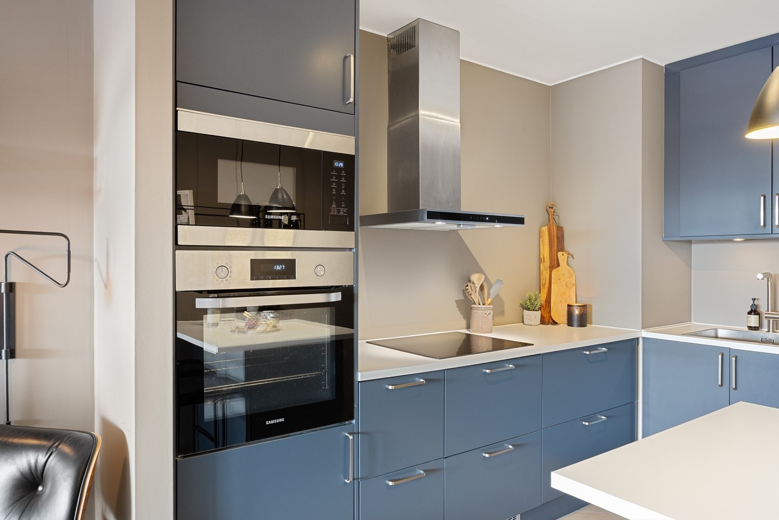 Innredning med kullfiltervifte over stekesonen og opplegg for oppvaskmaskin. Det er integrert kjøl/fryseskap, mikroovn, platetopp, stekovn og oppvaskmaskin. Galleribilde