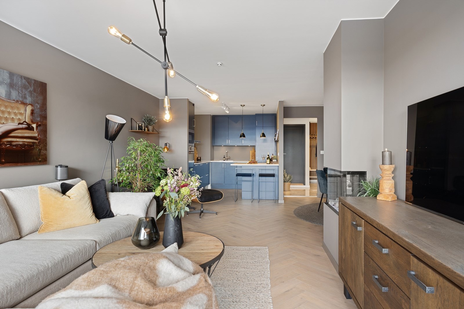 Stue og kjøkken ligger i åpen løsning, noe som gjør rommet luftig og sosialt. Galleribilde