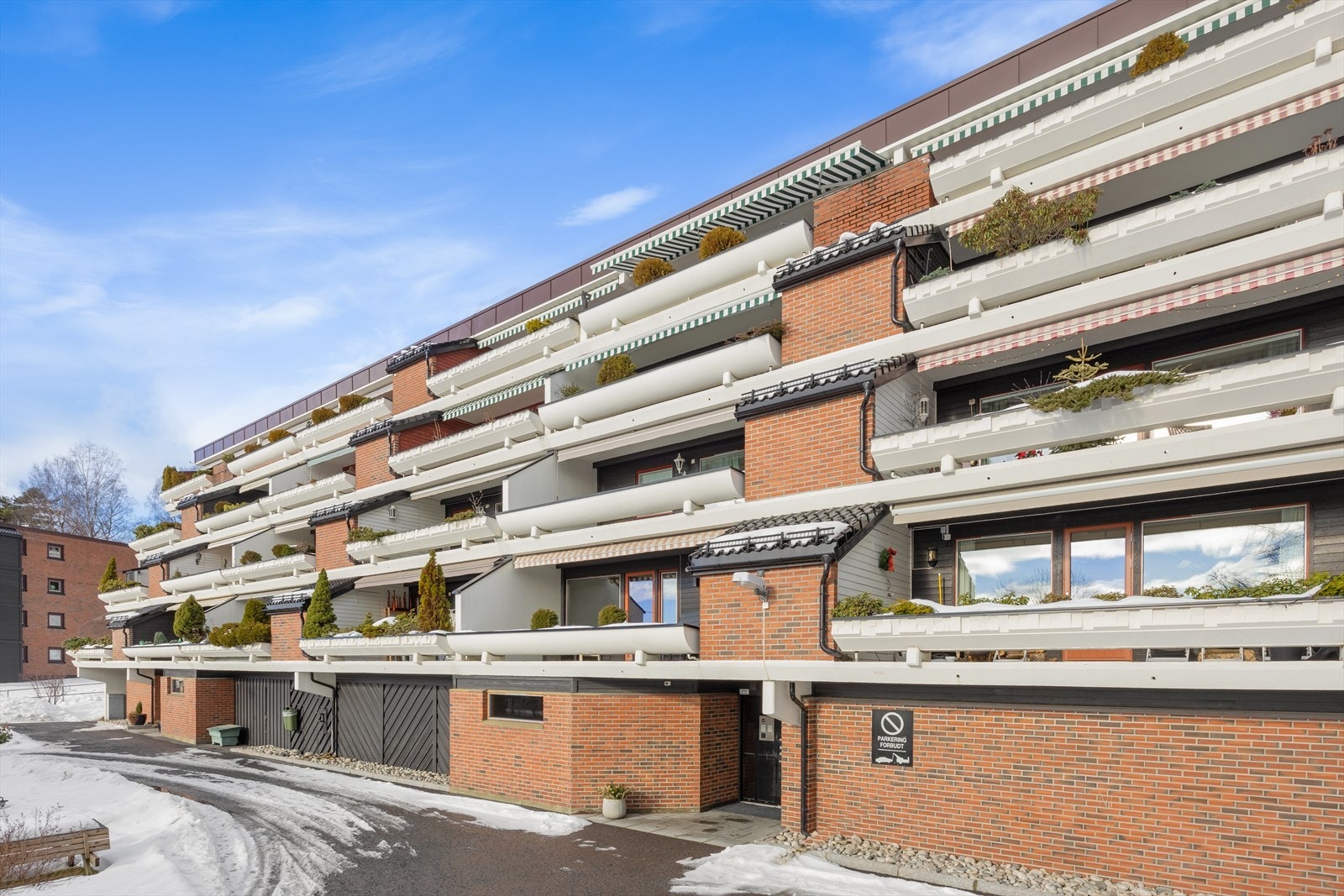 Attraktiv selveier beliggende i byggets høye 1.etg (oppleves som 2.etg). Fra garasjen er det heis rett opp til leilighetsplan. Galleribilde