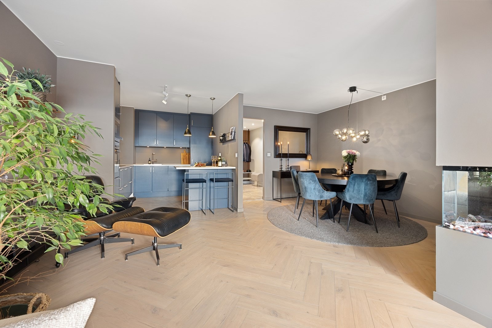 God plass til både sofagruppe og spisestue. Galleribilde