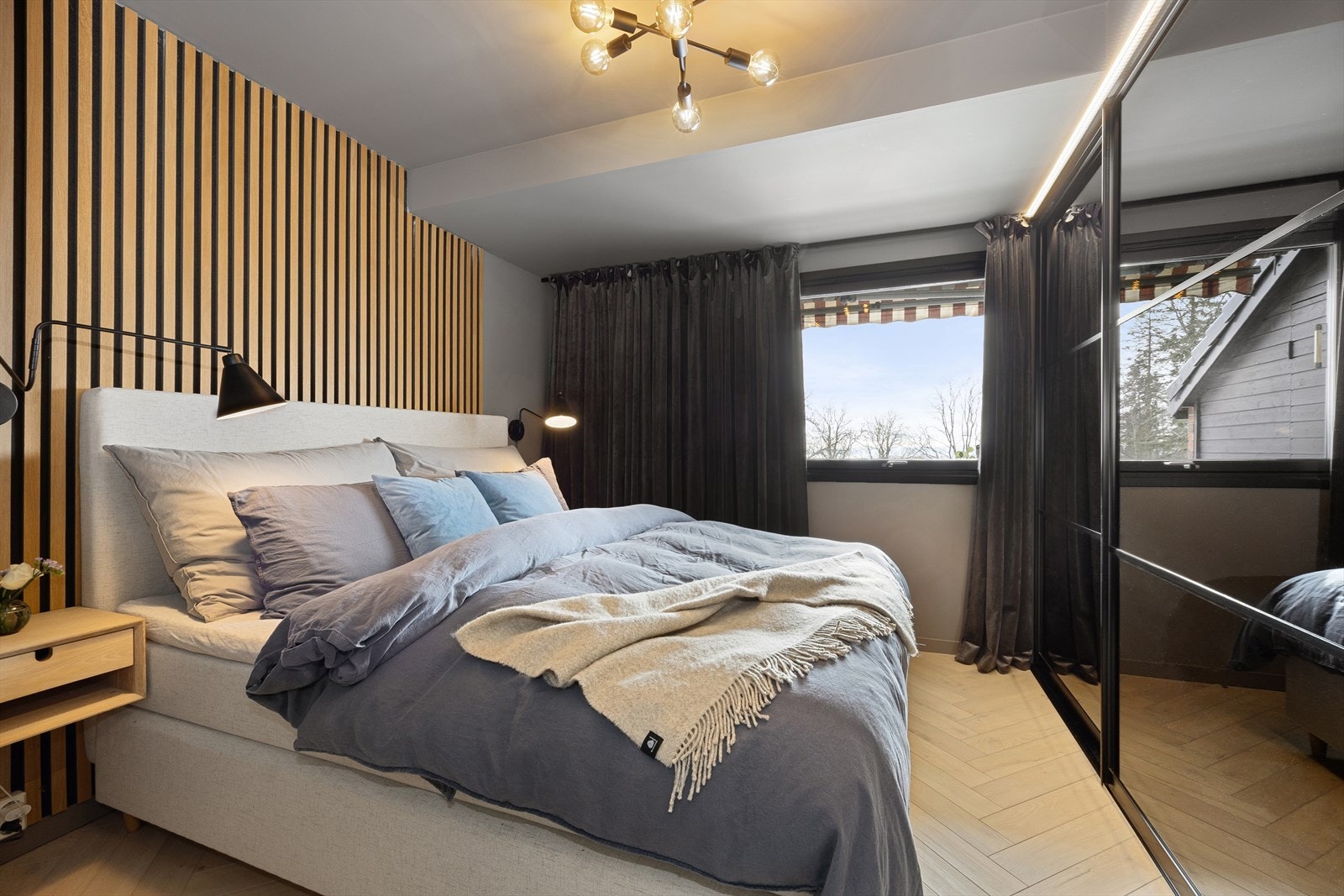 Lekkert soverom. Soverommet er romslig med plass til dobbeltseng og skyvedørsgarderobe. Galleribilde