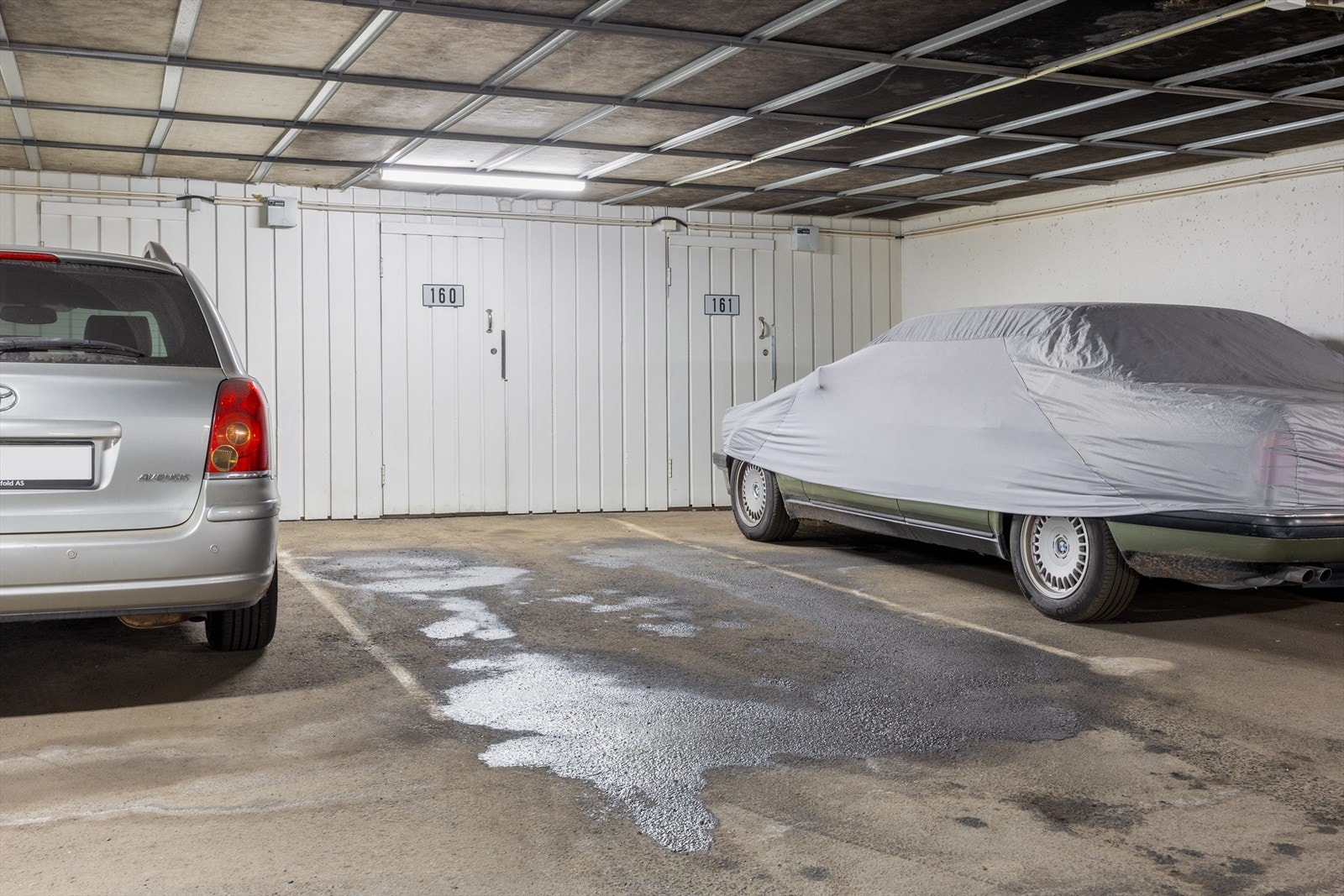 Det medfølger bruksrett til én garasjeplass (plass nr 160) i felles lukket garasjeanlegg under blokken. Det er heisadkomst opp til leilighetens etasjeplan. Plassen ligger rett under leiligheten med praktisk, kort vei til heis. Galleribilde