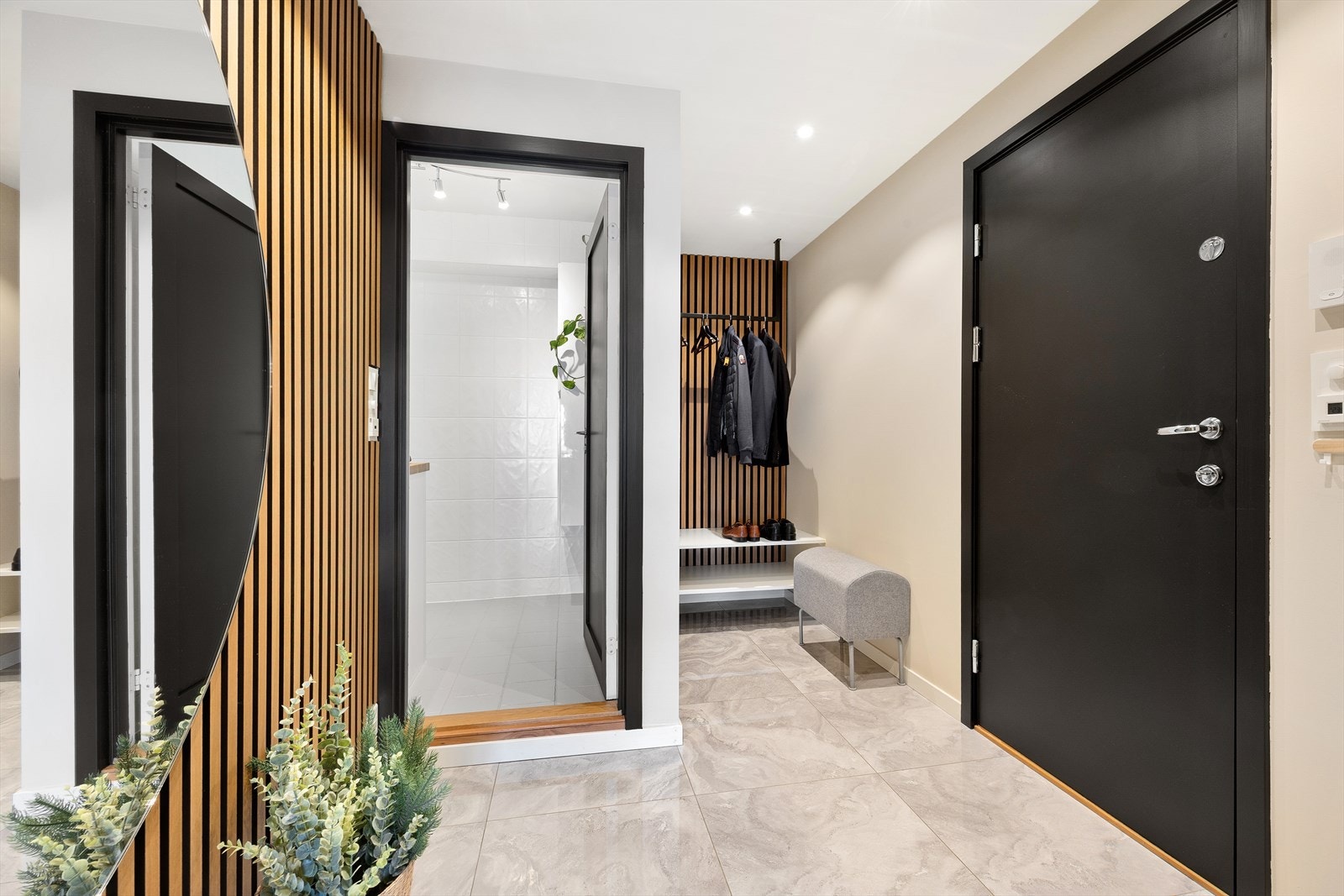 Entréen gir et fint moderne førsteinntrykk av boligen med plassbygd garderobenisje. Galleribilde