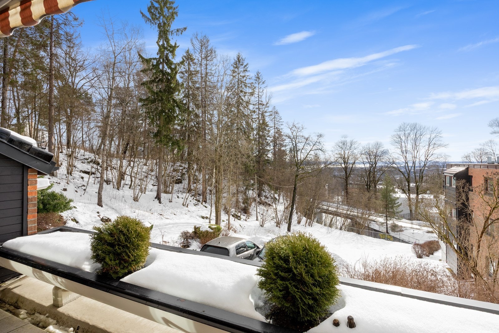 Leiligheten ligger innerst i en blindvei omringet av flotte grøntarealer. Her skimter du fjorden. Galleribilde