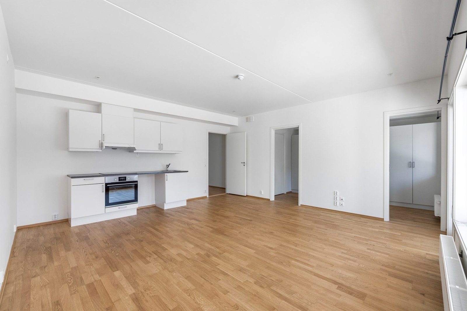 Kjøkkenet er lyst og praktisk, og innredet med glatte fronter og benkeplate i laminat. Galleribilde