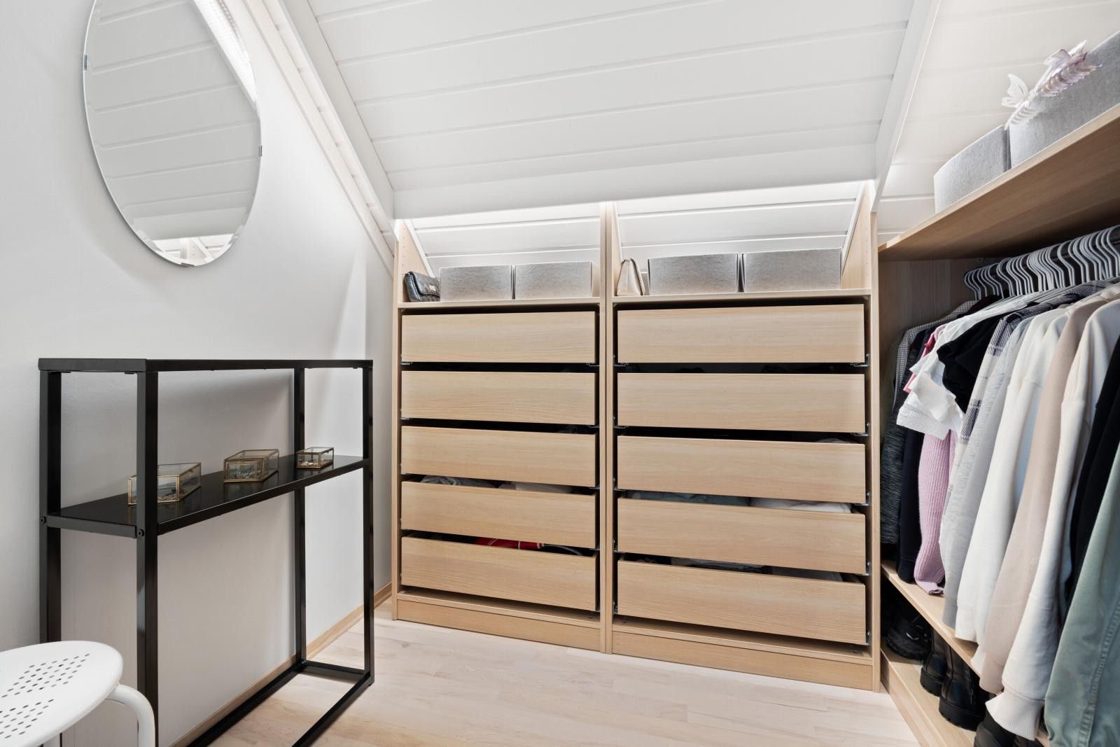 Walk-in garderobe med soverom 1 i 2. etasje Galleribilde