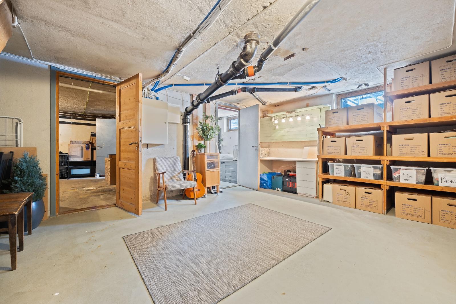 Meget god lager- og oppbevaringsplass i kjelleren med 2 romslige boder og et teknisk rom. Fra kjelleren er det egen utgangsdør som gjør det enkelt å lagre utemøbler etc. innendørs om vinteren. Galleribilde