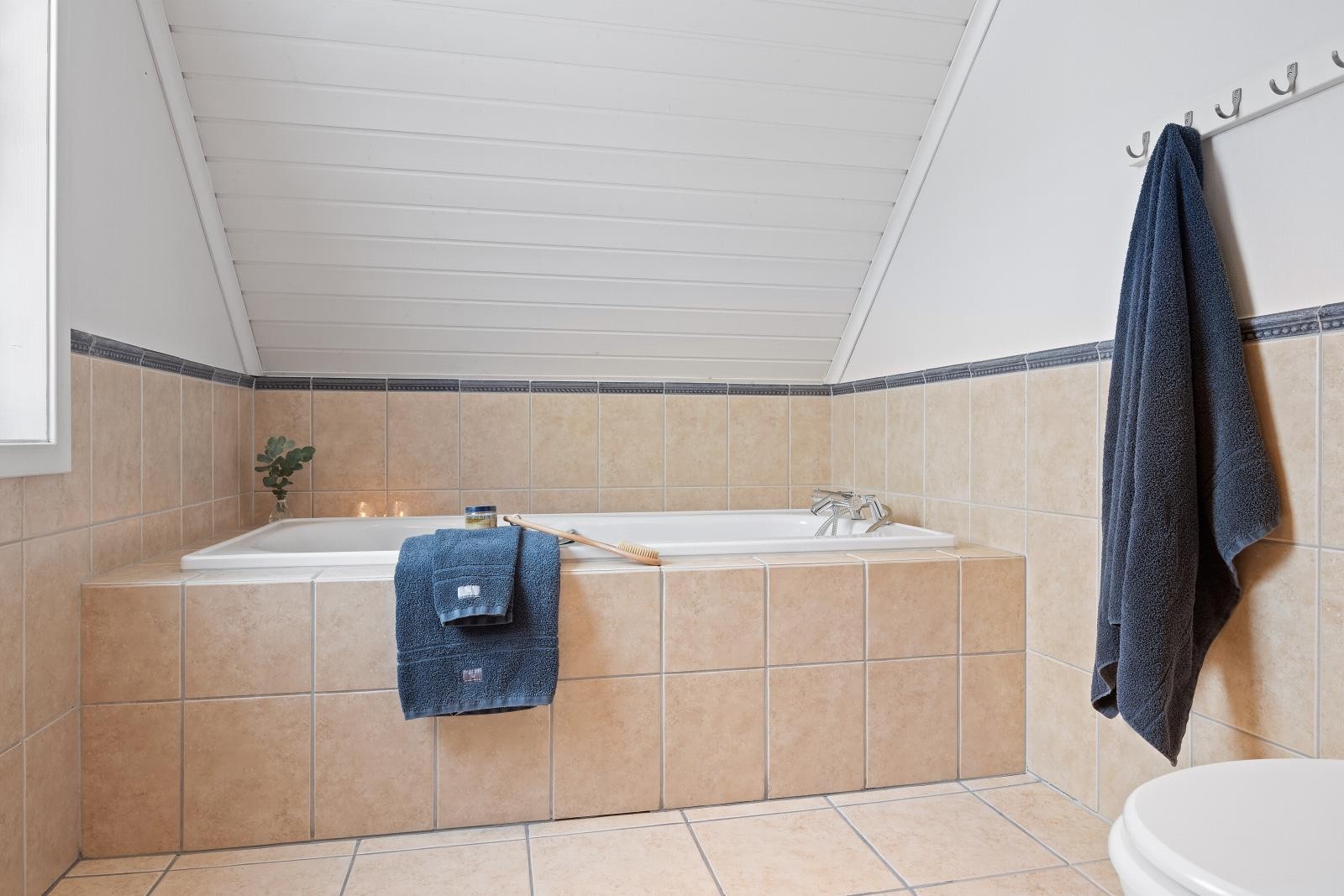 Badet er fra 2002 og har dusjhjørne m/skyvedører, toalett, 2 servanter og innmurt badekar Galleribilde