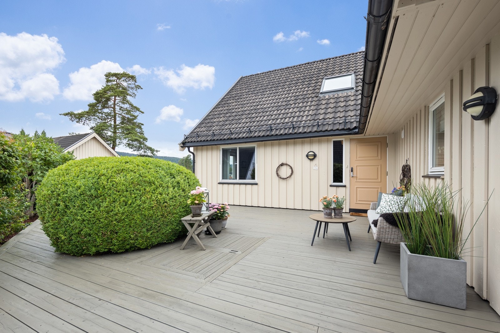 Stor og usjenert terrasse ved hovedinngangen på sydøstsiden av huset. Her er det også en nedfelt sandkasse via luke i terrassen. Galleribilde