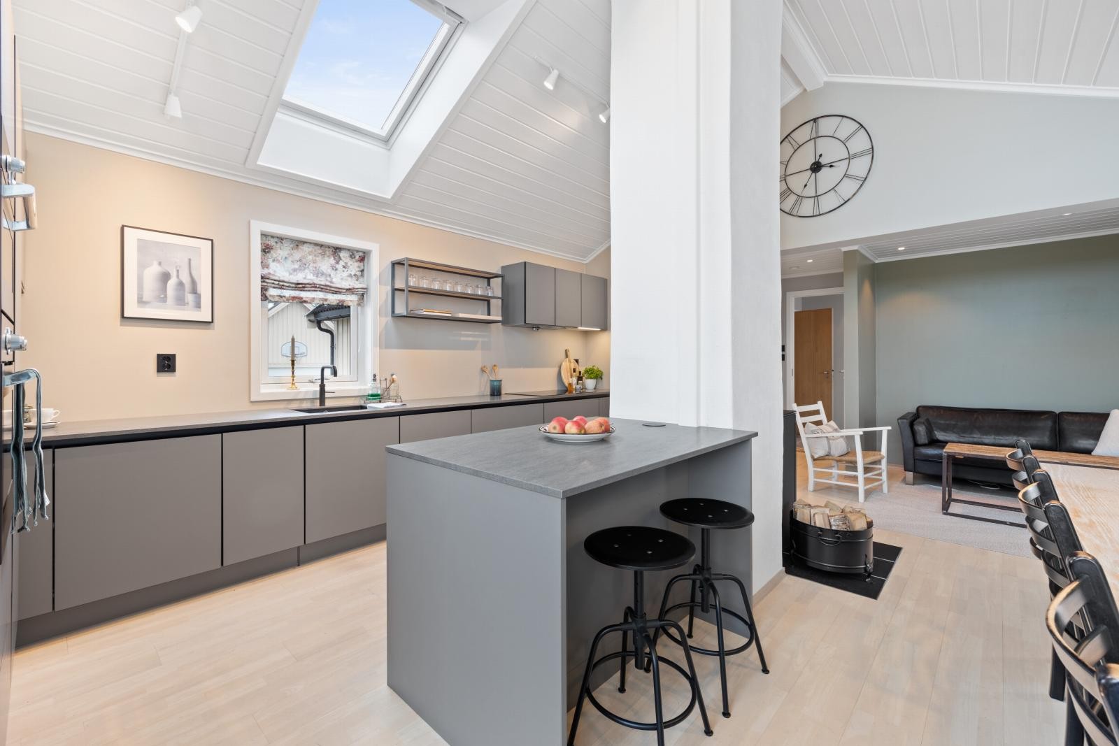 Hyggelig kjøkken med peisovn, store vindusflater og mønt himling med ekstra god takhøyde - opp til ca. 3,5 meter på det høyeste, samt takvinduer som gir fint lysinnslipp i rommet. Galleribilde