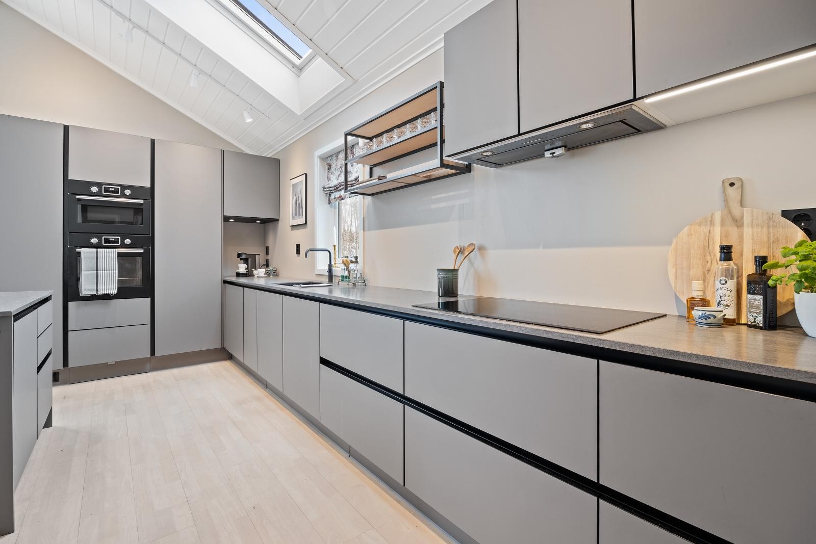 Flott kjøkkeninnredning fra HTH, ny i 2019, med grå fronter og keramisk/neolith benkeplate samt intregrerte hvitevarer Galleribilde