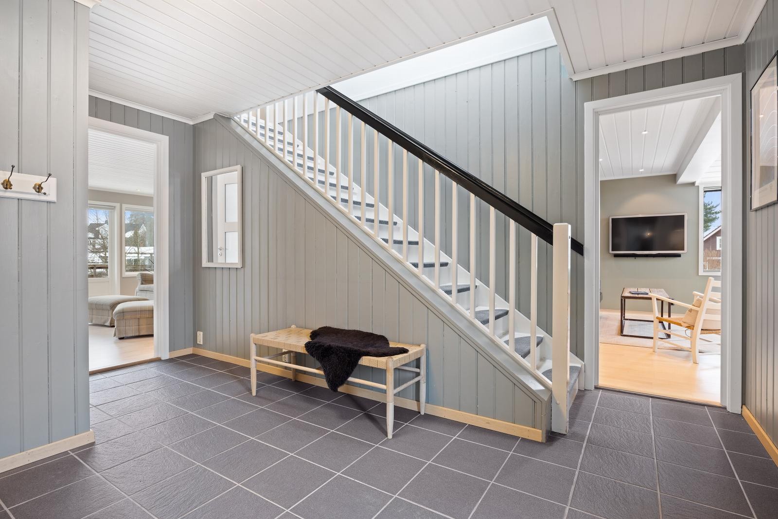 Flislagt hall ved hovedinngangen i 1. etasje Galleribilde