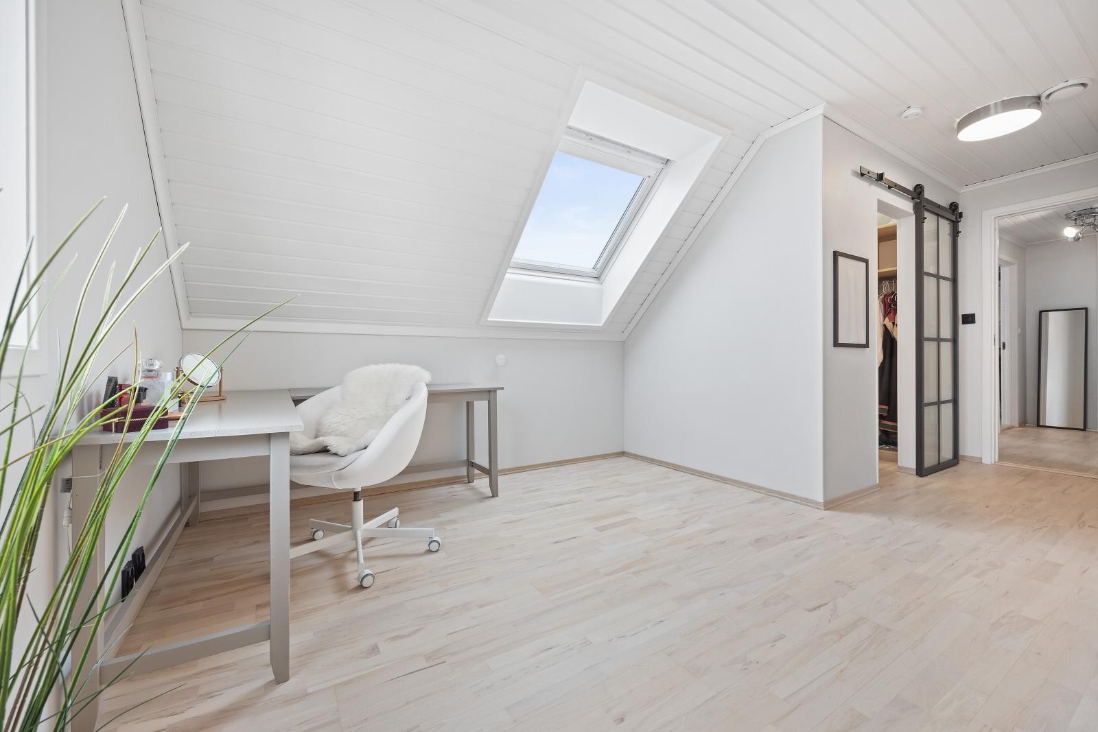 Soverom 1 av 3 i 2. etasje med egen walk-in garderobe Galleribilde