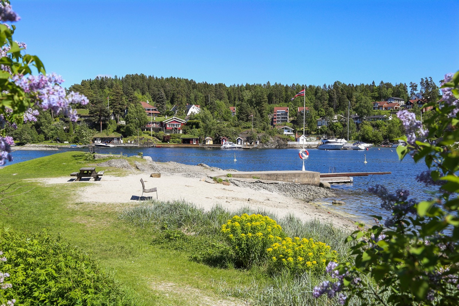 Fine badestrender like i nærheten, her fra Bestemorstranda - kun noen få minutters gange fra eiendommen. Galleribilde