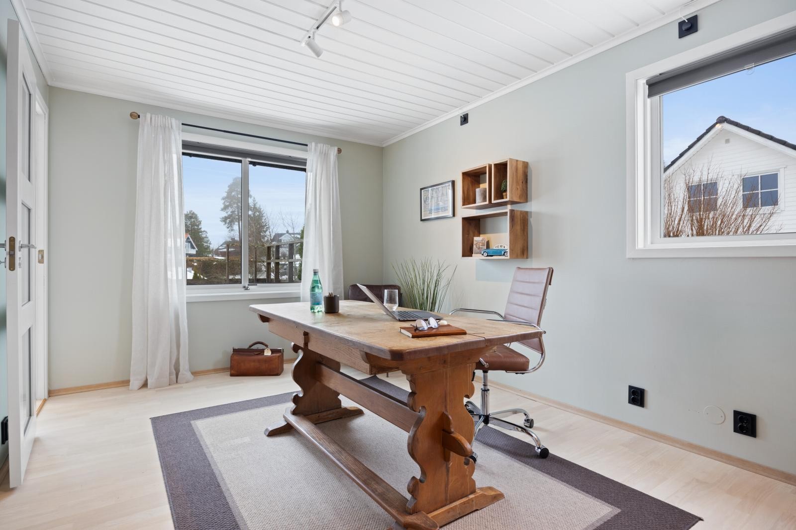 Arbeidsrom innenfor stuen i 1. etasje Galleribilde