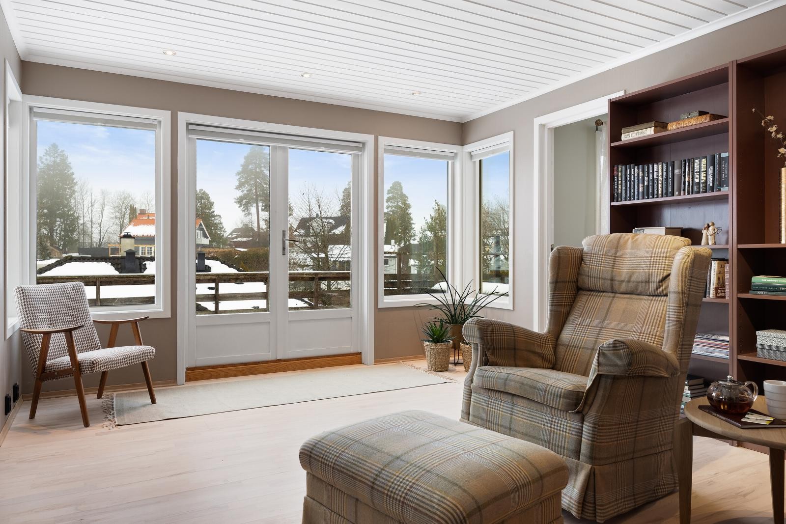 Stue i 1. etasje med utgang til terrasse Galleribilde