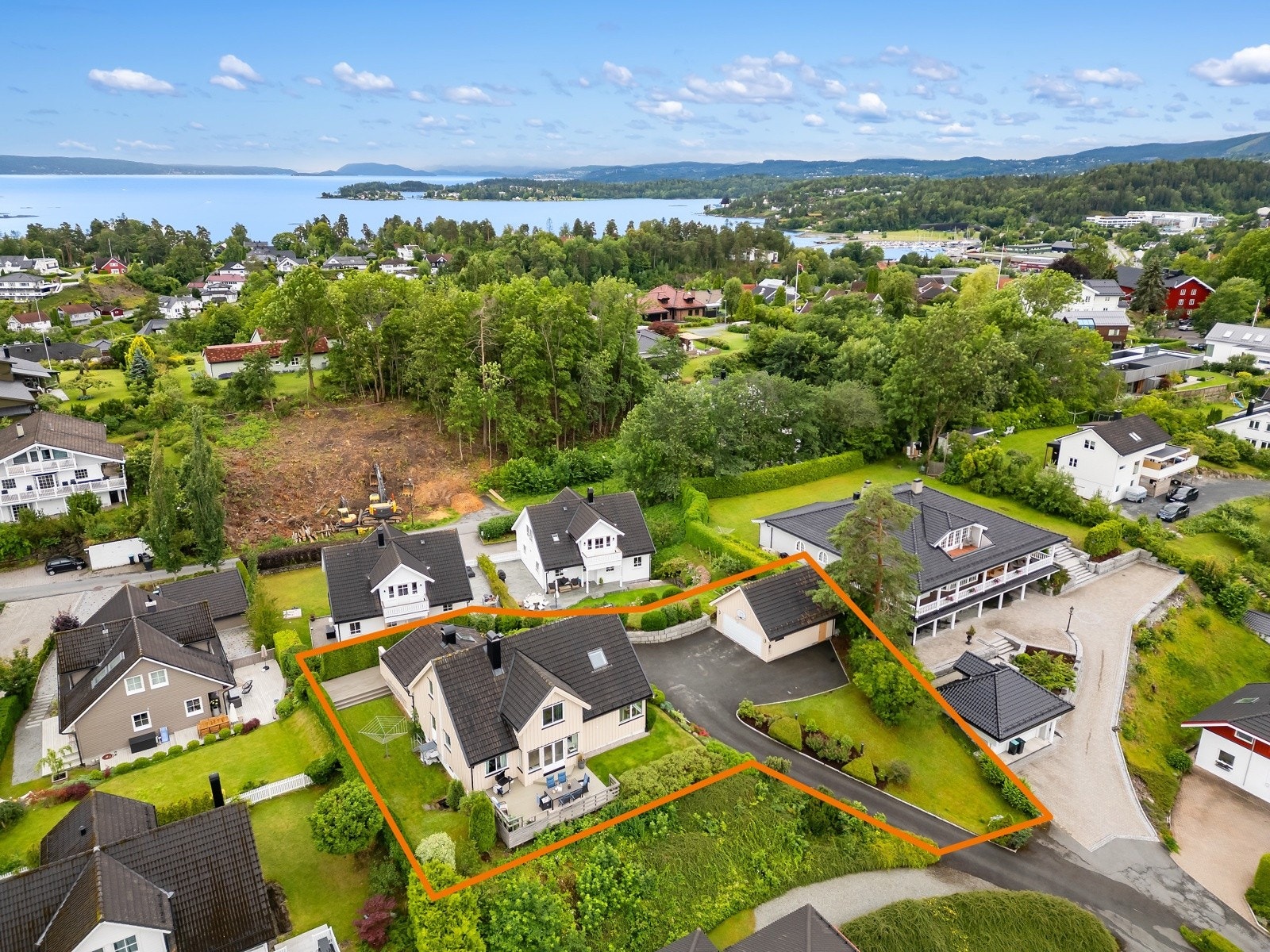 Eiendommen ligger høyt og fritt med stor, solrik tomt i et godt etablert villaområde (Omtrentlig markering av eiendommen) Galleribilde