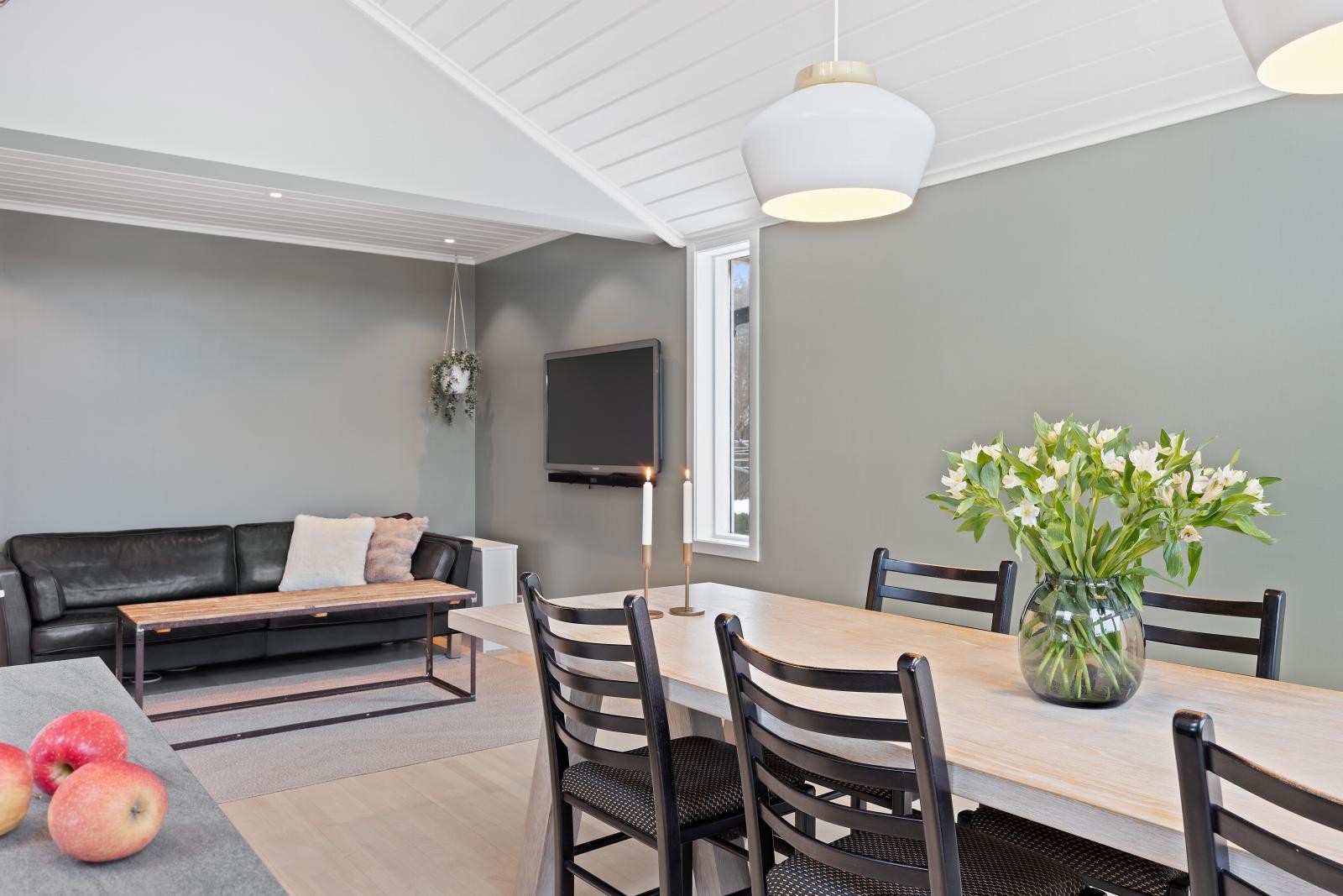 God plass til både et langt spisebord og sone for sofa/sittegruppe i kjøkkenet Galleribilde