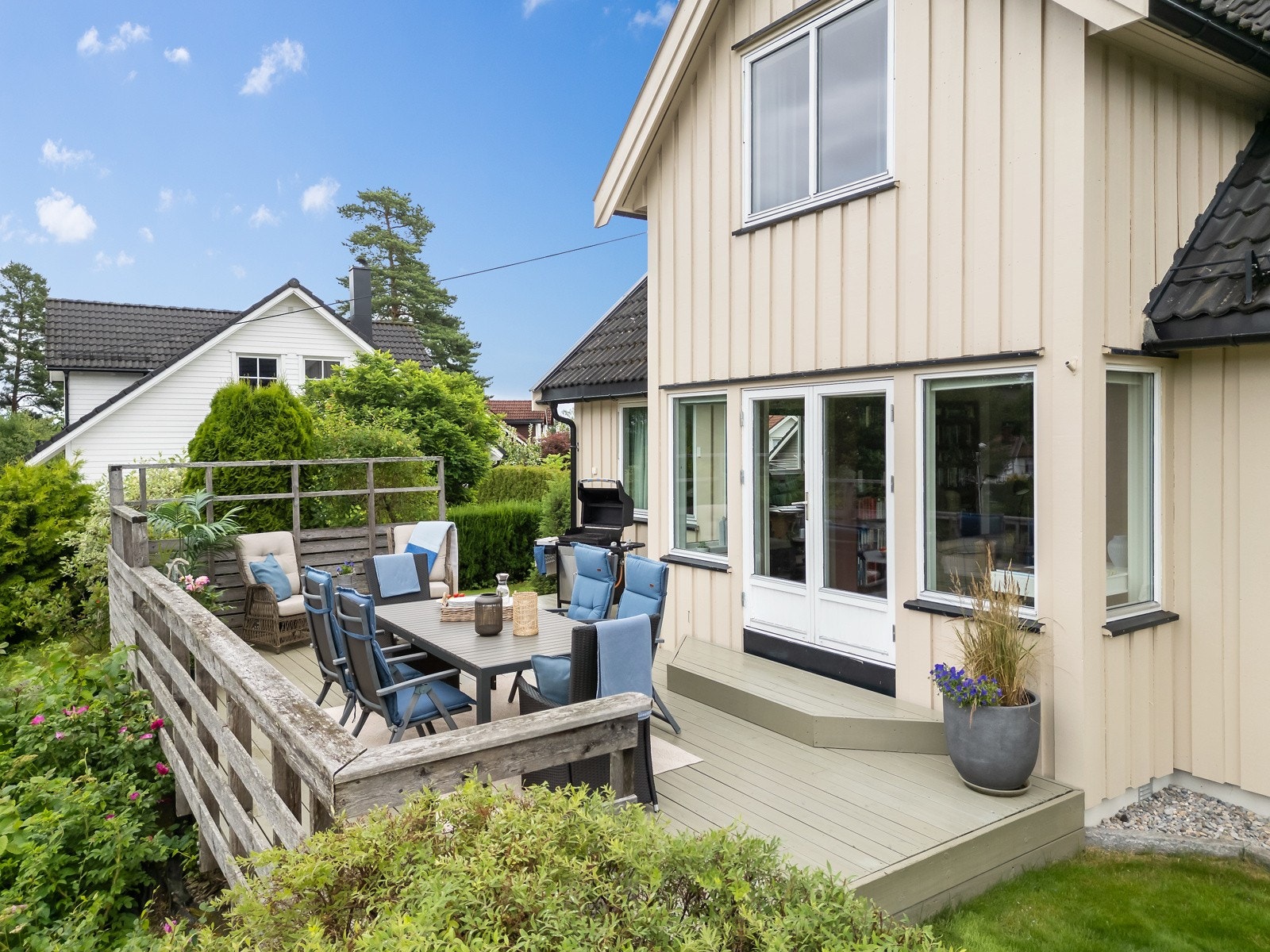 Terrasse med tilgang fra stuen i 1. etasje, her kan ettermiddags- og kveldssolen nytes. Galleribilde