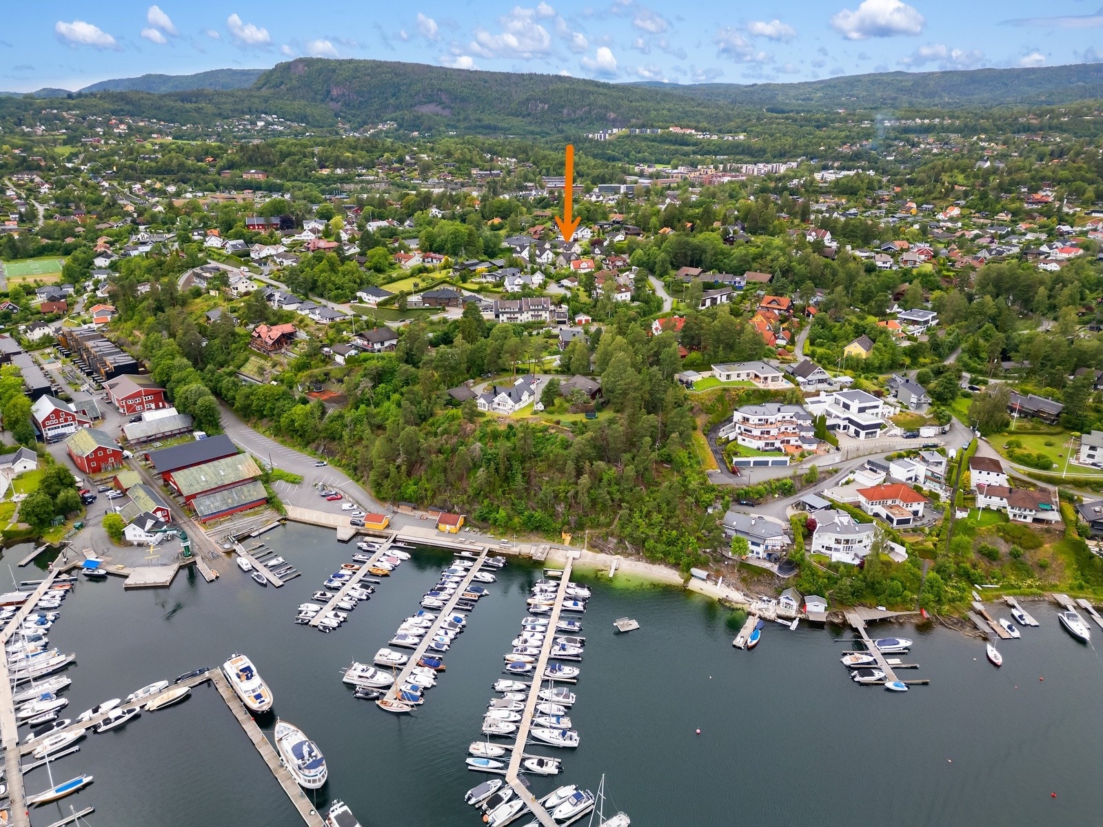 Kort spasertur til sjøen med båthavn og fine badeplasser Galleribilde