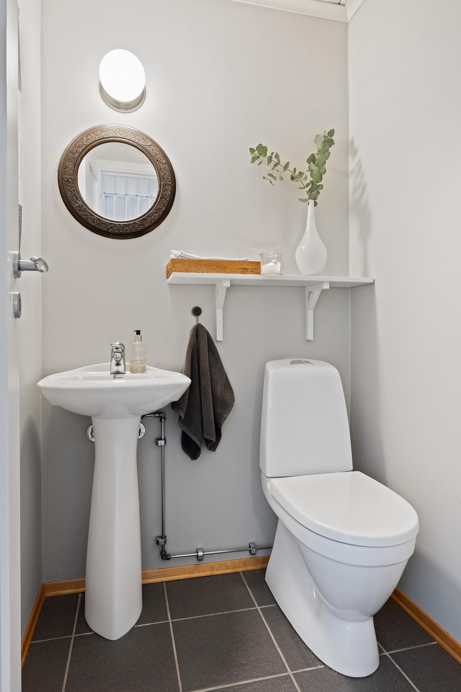 Separat toalettrom ved hallen i 1. etasje Galleribilde