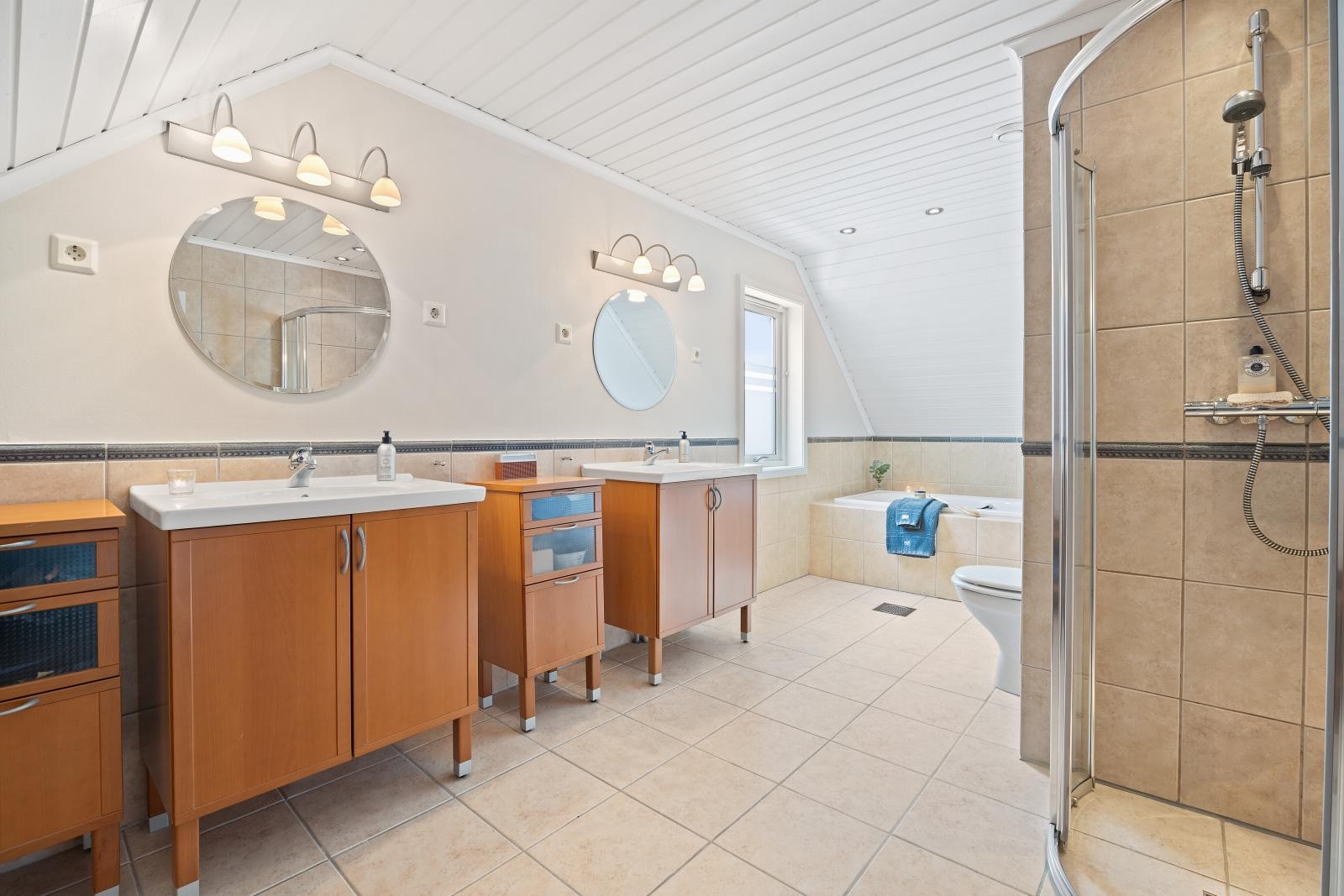 Stort baderom i tilknytning til hovedsoverommet i 2. etasje Galleribilde