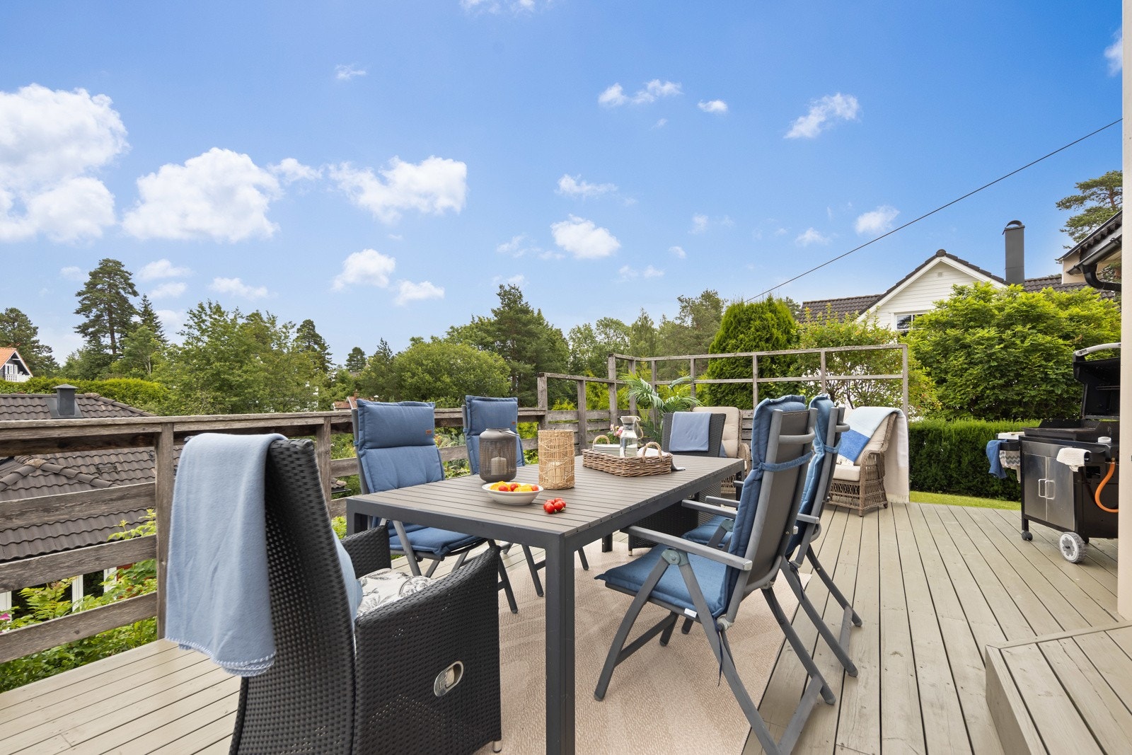 Terrasse med tilgang fra stuen i 1. etasje, her kan ettermiddags- og kveldssolen nytes. Galleribilde