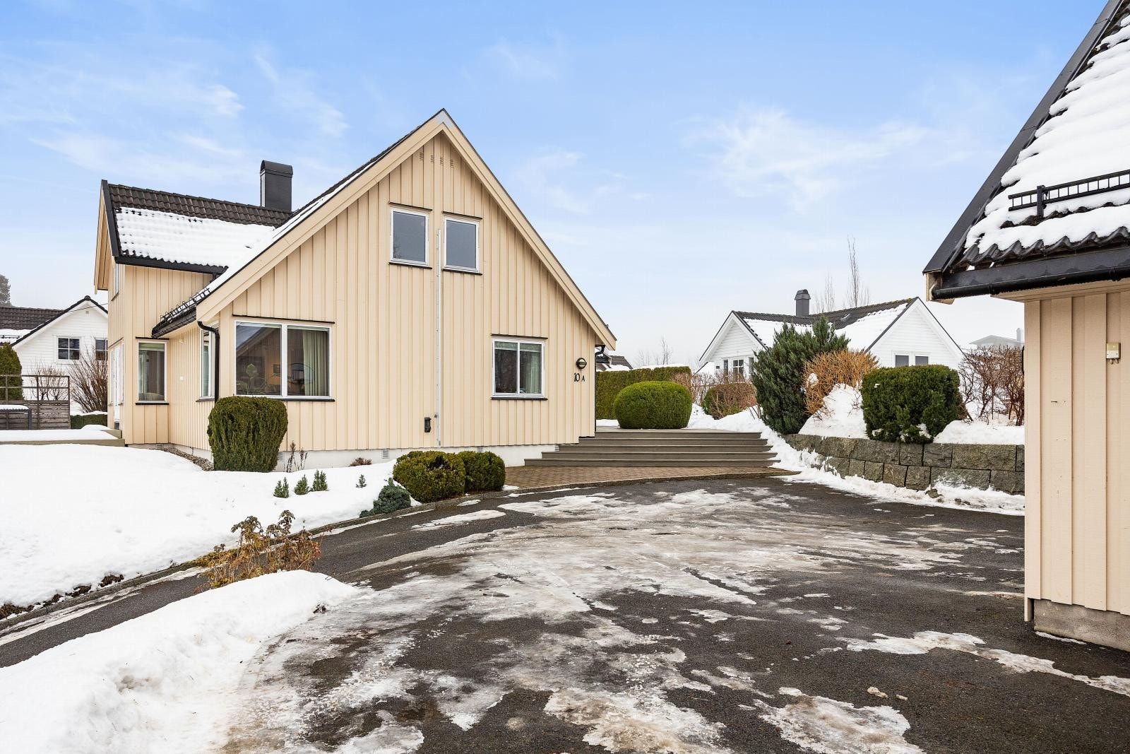 Boligen ligger høyt og fritt i et fredelig og godt etablert villaområde. og Det er lagt elektriske varmekabler i bakken opp til huset, som sikrer enkel adkomst året rundt. Varmekablene ble lagt nye i 2007. Galleribilde