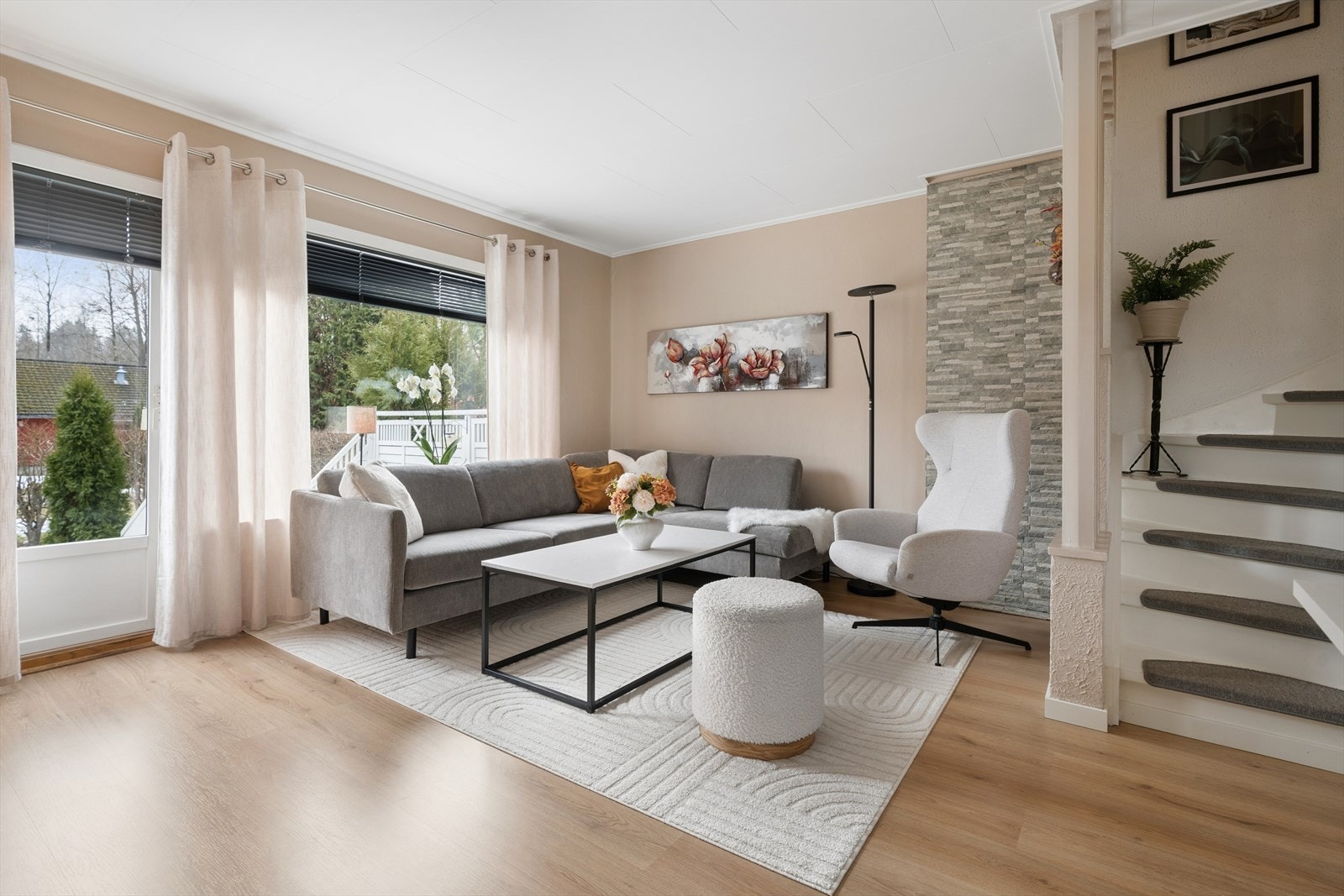 Lys og stilfull stue med en behagelig og harmonisk atmosfære. Store vindusflater gir rikelig med naturlig lys. Dette er et moderne og godt disponert oppholdsrom med god romfølelse, perfekt for både hverdag og underholdning Galleribilde